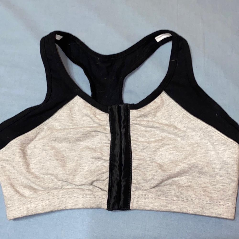 4/$10 item🤑 Fruit of the Loom jogger bra with front closure size 36. Comfy!
